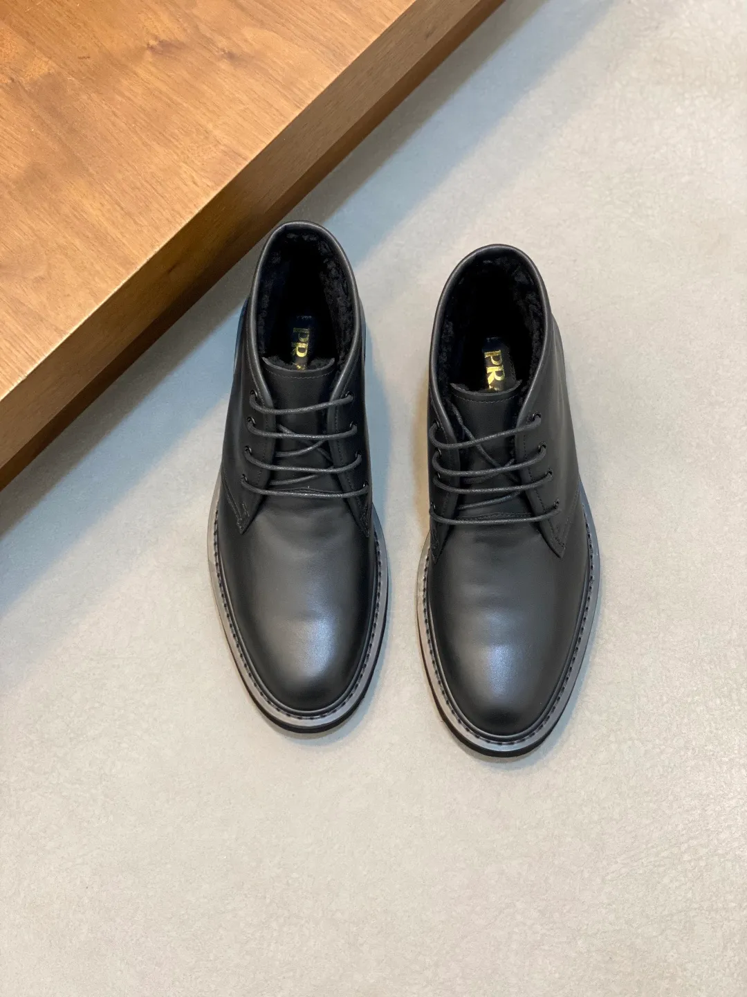 Men's shoes 💰840 Prada/Prada lace-up high-top wool sneakers, top-notch goods, show version, leading counter trial style, Nappa cowhide material, light and breathable, soft and comfortable, unique sports style, genuine leather tongue, full of brand style, lightweight embossed rubber sole, light and about 4CM higher, genuine leather feet, full wool on the inside, great foot feel, with original packaging Size: 39-40-41-42-43-44 (38, 45, 46 customized) leather shoe size